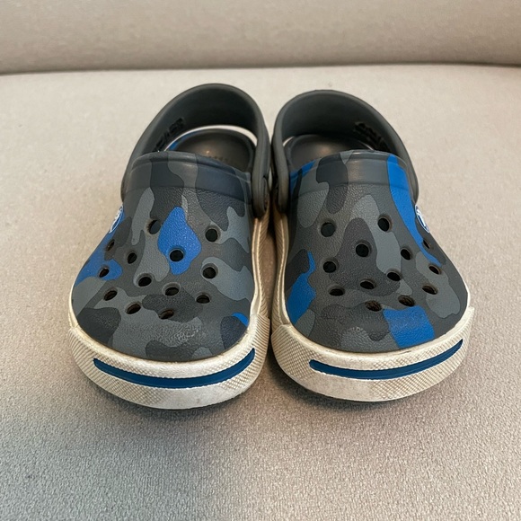 Toddler Blue Grey Camo Clog Crocs - Picture 2 of 7